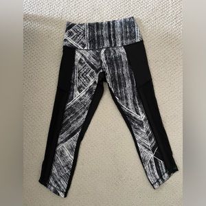 Lululemon Black Capri Crop Mesh Leggings Small (4-6)